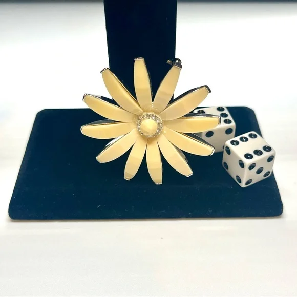 Vintage Liz Claiborne Cream Ivory Daisy Flower Brooch Rhinestone Center - Picture 6 of 7